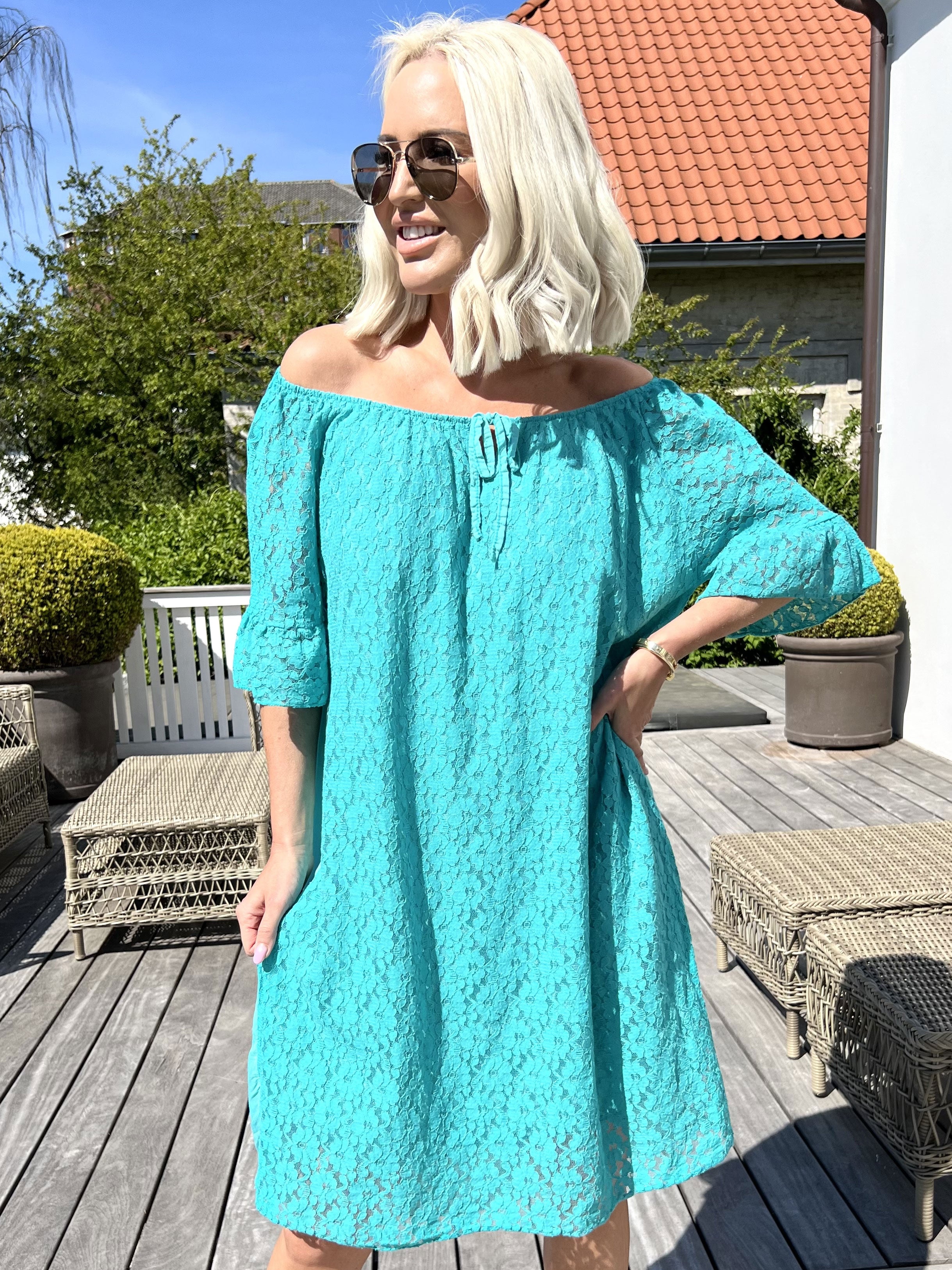 Arisha - Sød blondekjole med elastikkant i udskæringen